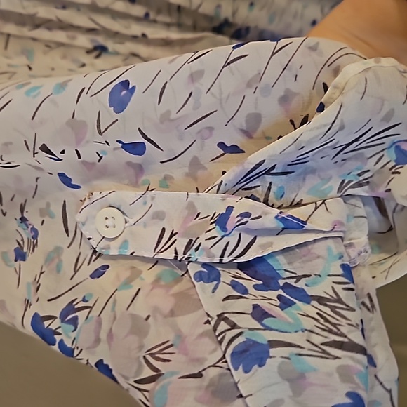Apt. 9 White shear floral button down top.  In EUC - Picture 4 of 5